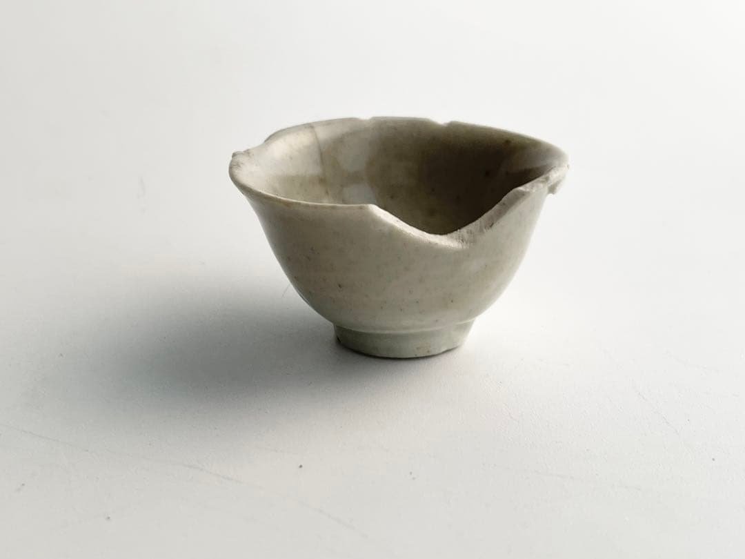 骨董　アンティーク　初期伊万里　白磁盃　杯　酒器　酒杯　猪口　残欠　出土　発掘