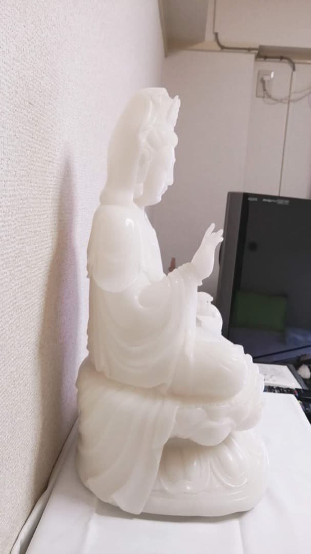 白翡翠観音像