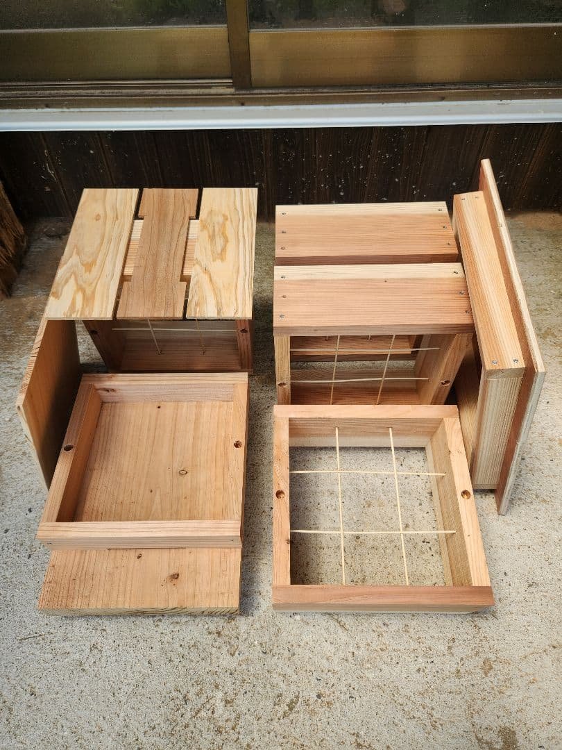 熟練大工作製、柾目板使用で重箱の節抜けの心配なし、日本蜜蜂４段重箱式巣箱